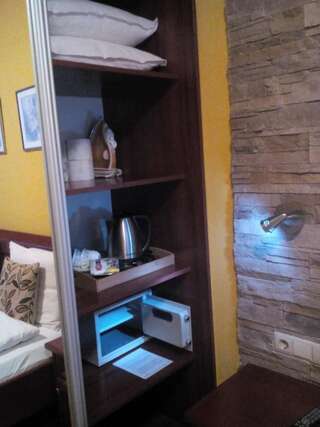 Гостевой дом Central City Rooms София Двухместный номер с 1 кроватью и балконом-1