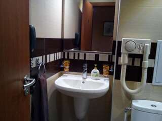 Гостевой дом Central City Rooms София Двухместный номер с 1 кроватью и балконом-7